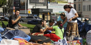 90 Roms, dont une trentaine d'enfants, campent sur les pelouses du quartier de la porte d'Aix, à Marseille. (Photo La Provence)