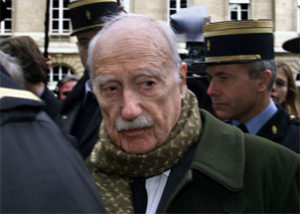 Maurice Papon, préfet de police en octobre 1961, arrive au tribunal de Paris en 1999 (Reuters)