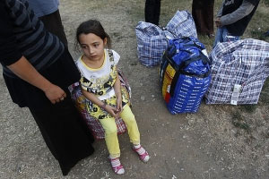 Fillette rom à l'aéroport de Bucarest, retour de Marseille, le 14 septembre 2010. Elle faisant partie d'un groupe de Roms roumains rapatriés à la suite d'une OQTF (© 2010 Reuters)