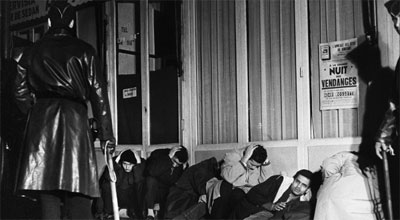 Des manifestants algériens arrêtés à Puteaux le 17 octobre 1961. AFP/Fernand Parizot