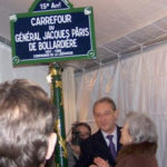 Inauguration du carrefour Jacques de Bollardière, à Paris près de l’École militaire, le 29 novembre 2007, en présence du maire Bertrand Delanoë et de Simone de Bollardière, l’épouse du général (Photo DR)