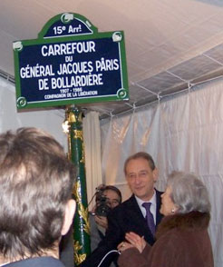 Inauguration du carrefour Jacques de Bollardière, à Paris près de l’École militaire, le 29 novembre 2007, en présence du maire Bertrand Delanoë et de Simone de Bollardière, l’épouse du général (Photo DR)