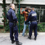 Policiers effectuant un contrôle d’identité et palpation d’un jeune à Paris, le 6 juin 2011 (© 2011 Ludovic/Rea/Redux)