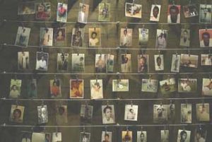 Photos de disparus au mémorial Gisozi de Kigali [source : Reuters]