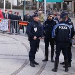 À gauche : un groupe d'anciens parachutistes opposés à la tenue du colloque. (DR)