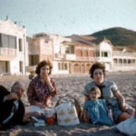 Sur la plage de Beni Saf, en 1962, Mimoun Cohen, sa fille aînée Colette et ses enfants, sa femme Yvonne, sa fille cadette Régine. (Photo DR)