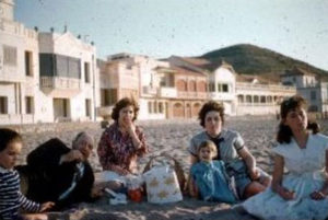 Sur la plage de Beni Saf, en 1962, Mimoun Cohen, sa fille aînée Colette et ses enfants, sa femme Yvonne, sa fille cadette Régine. (Photo DR)