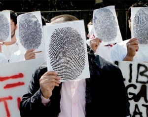 Manifestation, au cours de l’été 2010, devant l’ambassade de France à Bucarest, pour protester contre la décision des autorités françaises d’expulser des Roms originaires de Bulgarie et de Roumanie (© AP Photo/Vadim Ghirda)