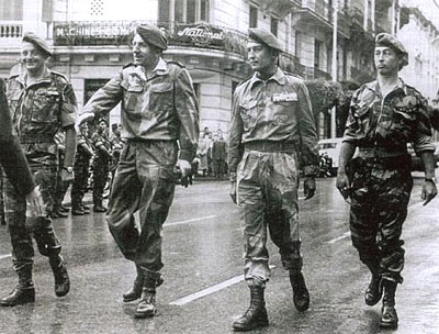 De gauche à droite : colonel Marcel Bigeard, général Jacques Massu, colonel Roger Trinquier, capitaine Paul-Alain Léger, pendant la bataille d'Alger en 1957.