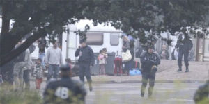 Un campement de Roms établi à Hellemmes, dans l'agglomération lilloise, a été évacué jeudi 9 août 2012 (Reuters/Pascal Rossignol)