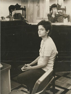 Dilma Rousseff, 22 ans, devant un tribunal militaire en 1970 (Adir Mera/Archives de l'État de Sao Paulo)