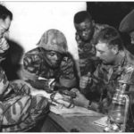 Séances d’entraînement des élèves officiers de l’École militaire interarmes du Cameroun, dans la zone de Koutaba en 1960, sous la supervision d’instructeurs français. (Archives nationales de Yaoundé)