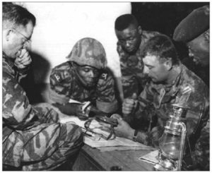 Séances d’entraînement des élèves officiers de l’École militaire interarmes du Cameroun, dans la zone de Koutaba en 1960, sous la supervision d’instructeurs français. (Archives nationales de Yaoundé)