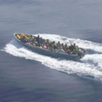 Un “kwassa kwassa”, embarcation d'immigrants illégaux, au large de Mayotte, en octobre 2009. (Photo AFP)