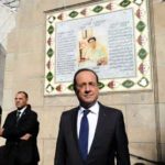 François Hollande devant la plaque d'hommage à Maurice Audin, le 20 décembre 2012 à Alger.