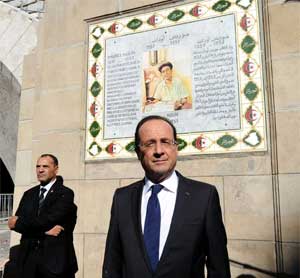 François Hollande devant la plaque d'hommage à Maurice Audin, le 20 décembre 2012 à Alger.