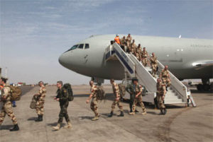 Soldats français à leur descente d’avion à Bamako. (Photo EEAS, Sébastien Rieussec)