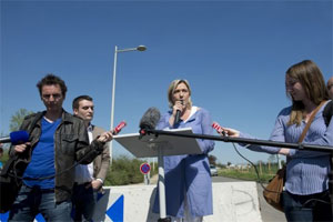 Conférence de presse de Marine Le Pen près du bidonville de Wissous (Essonne), le 25 avril 2013 (LCHAM/SIPA)