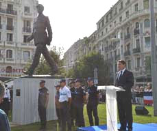 Christian Estrosi inaugure la statue de de Gaulle, le 18 juin 2011 à Nice