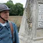 Un membre de l'association Soissonnais 1914-1918 devant un monument dédié à six soldats fusillés le 4 décembre 1914, pour des faits de mutinerie, de refus d'obéissance ou d'automutilation (François Nascimbeni/AFP)