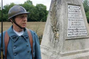 Un membre de l'association Soissonnais 1914-1918 devant un monument dédié à six soldats fusillés le 4 décembre 1914, pour des faits de mutinerie, de refus d'obéissance ou d'automutilation (François Nascimbeni/AFP)