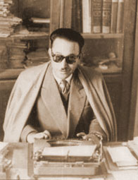 Mouloud Feraoun à sa table de travail en 1954.
