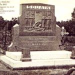 Carte postale du monument aux fusillés de Souain dans le cimetière de Sartilly (Manche) (© Fédération de la Libre pensée de la Manche).
