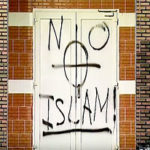 Tag islamophobe sur la porte de la mosquée des Glonnières au Mans. 31 janvier 2015 (copie d’écran).