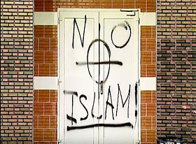 Tag islamophobe sur la porte de la mosquée des Glonnières au Mans. 31 janvier 2015 (copie d’écran).