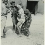 Soldats français harcelant une Algérienne (1954-1962) Photo d’archives d’Eros. Coll. Gilles Boëtsch. coll. Olivier Auger