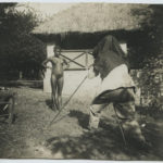 « La séance photographique » de Jean-Louis Charbans, Sénégal, 1930. Photo Archives d’Eros.