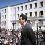 Hocine Aït Ahmed pendant un meeting du Front des forces socialistes (FFS) à Alger, vers 1963. DR.