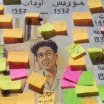 Place Maurice Audin, à Alger, des « dz-post-it-bao », portent les idées des étudiants sur la céramique en l’honneur du chahid.