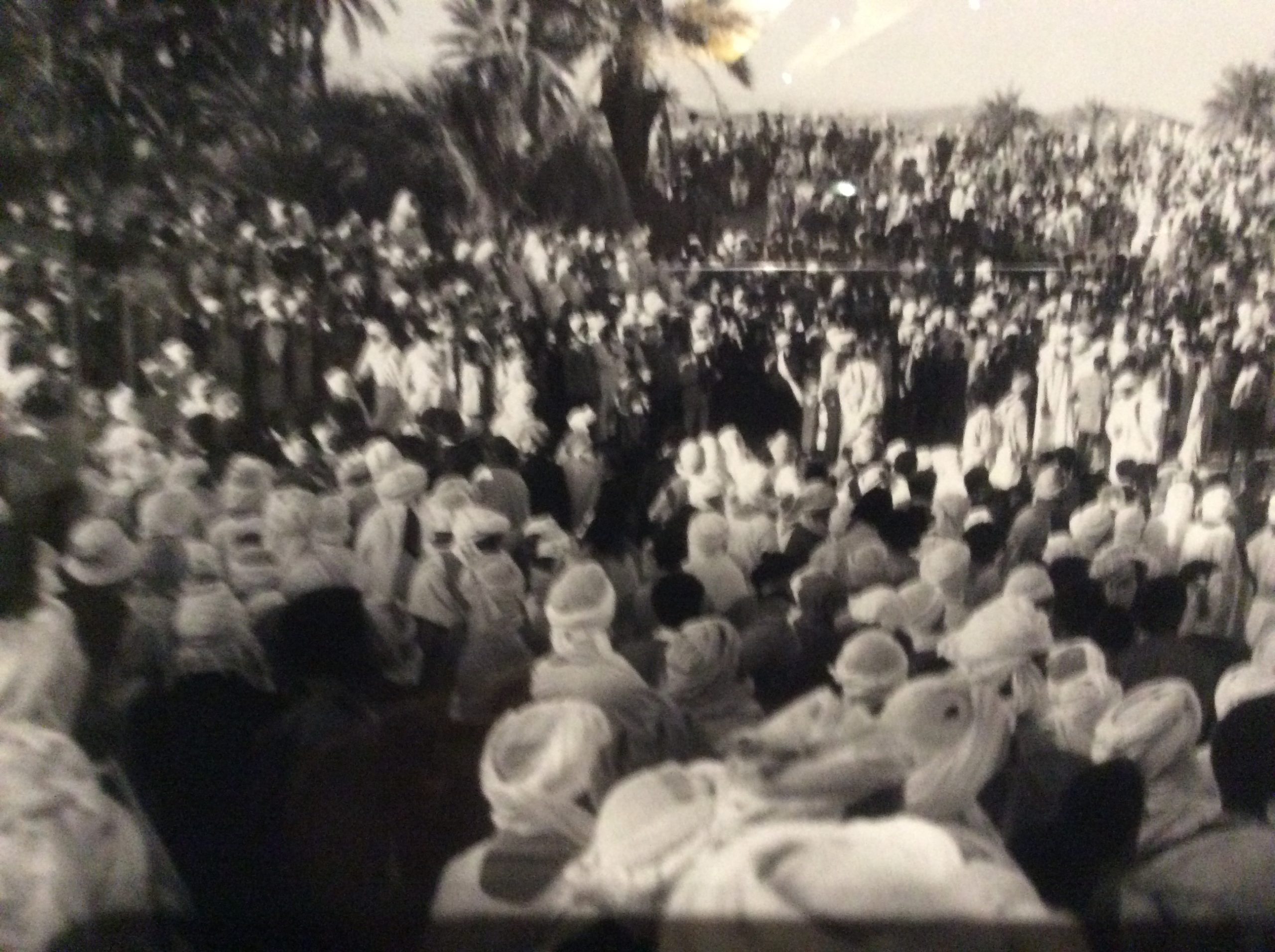 La fête du Mouloud à Timimoun, Algérie, en 1976, par Adolfo Kaminsky (photo prise dans l’exposition).