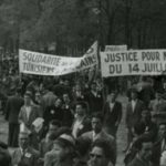 Dans la clairière de Reuilly, après le 14 juillet 1953, des banderoles de militants des colonies.