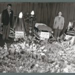 Le 22 juillet 1953, la CGT organise un grand rassemblement d’hommage silencieux à la Maison des métallurgistes, à Paris. Ici, quatre cercueils parmi les sept victimes du 14 juillet. © DR