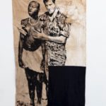 Roméo Mivekannin, 2020, « Un soldat portugais pince les seins d’une jeune fille », Guinée, 1968, Acrylique, bains d’élixir sur toile libre, 176 x 100 cm courtesy galerie Eric Dupont, Paris copie.