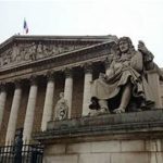 La statue de Colbert devant l'Assemblée nationale.