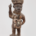 Figure de pouvoir masculine (nkisi), artiste Kongo non documenté. Sur le ventre, une boîte autrefois couverte d’un miroir, et remplie de « remèdes puissants ». Don Louis Franck, 1920 © Collection MAS