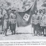 Militaires du corps expéditionnaire exhibant le drapeau de la République rifaine le 28 mai 1926