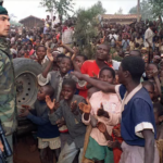 Des soldats français à leur arrivée près de Butare, au Rwanda, le 3 juillet 1994, dix jours après le début de l'opération Turquoise. Hocine Zaouar/Archives/AFP