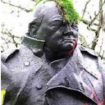 Travestissement de la statue de Churchill à Parliament Square à Londres