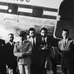 Les leaders du FLN, le 22 octobre 1956, juste avant leur décollage sur la piste, à Rabat.• Crédits : Keystone - Getty