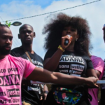 Youssouf, Bagui et Assa Traoré devant la caserne de gendarmerie de Persan.