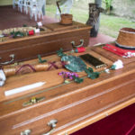 Les cercueils contenant les crânes d’Ataï et de son Dao (« sorcier »)