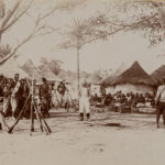 Image d’illustration de la mission Voulet-Chanoine conservée aux Archives nationales d’outre-mer, et légendée ainsi : « Une halte dans un village ». Archives nationales d’outre-mer