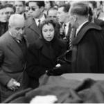 Les parents d'Amokrane Ould Aoudia, le 1er juin 1959, jour de son enterrement au cimetière du Montparnasse. © AFP