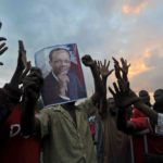 Manifestants haïtiens brandissant le portrait de Jean-Bertrand Aristide. Linsay Addario pour le New York Times