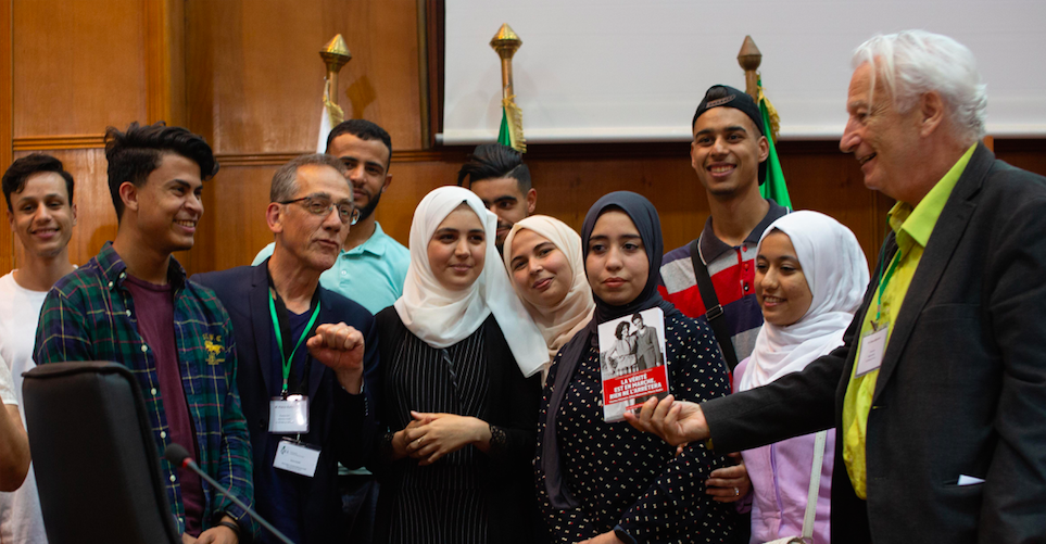 Pierre Audin entouré des étudiantes et étudiants Master 1 HEC de l'Université Oran I lors de leur remise, le 31 mai 2022, du livre 