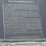 Plaque apposée sur le monument à proximité de l’entrée des grottes du Dahra, photo AJMA.